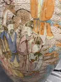 Un vase 'Shou' en porcelaine de Chine famille rose &agrave; fond turquoise &agrave; d&eacute;cor d'immortels, Qianlong
